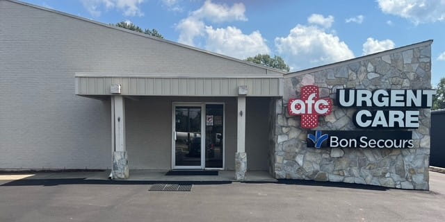 family visiting walk-in care clinic